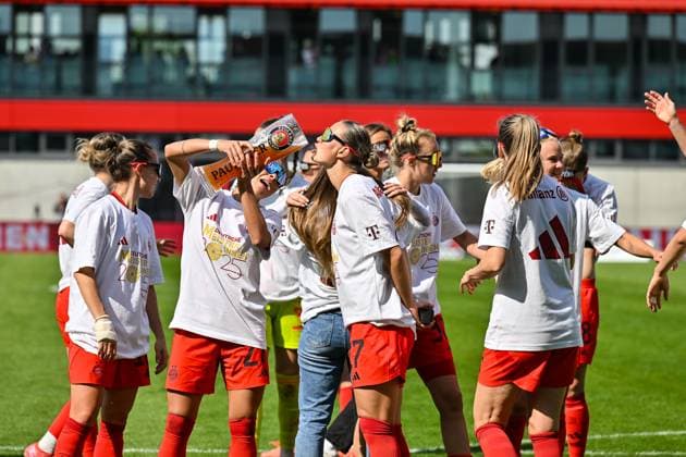 Google Pixel Womens Bundesliga FC Bayern Munich SC Freiburg 27 04 2025 FC Bayern players celebrate the championship after the home win against SC Freiburg Womens Bundesliga FC Bayern Muenchen SC Freiburg, FC Bayern Campus on 27 04 2025 Arianna CARUSO FC Bayern Muenchen Womens 27 gives Klara BUEHL FCB 17 a sip on the Paulaner beer mug beer glass Copyright: xBEAUTIFULxSPORTS Goldbergx