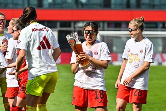 Google Pixel Womens Bundesliga FC Bayern Munich SC Freiburg 27 04 2025 FC Bayern players celebrate the championship after the home win against SC Freiburg Womens Bundesliga FC Bayern Muenchen SC Freiburg, FC Bayern Campus on 27 04 2025 Momoko TANIKAWA FC Bayern Women 18 with Paulaner beer mug Copyright: xBEAUTIFULxSPORTS Goldbergx