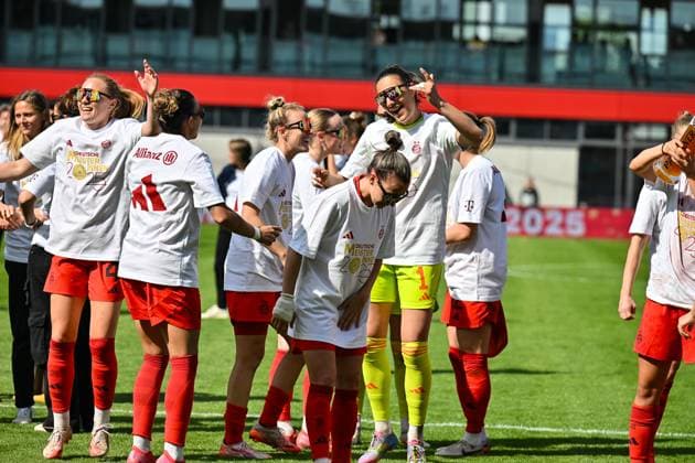 Google Pixel Womens Bundesliga FC Bayern Munich SC Freiburg 27 04 2025 FC Bayern players celebrate the championship after the home win against SC Freiburg Womens Bundesliga FC Bayern Muenchen SC Freiburg, FC Bayern Campus on 27 04 2025 Copyright: xBEAUTIFULxSPORTS Goldbergx