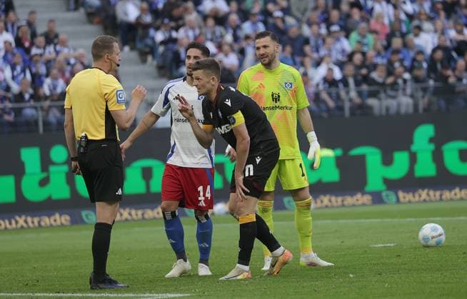Discussion whether the goal counts for 1 2, Referee Florian Lechner, Marvin Wanitzek Karlsruher SC , Ludovit Reis HSV , Daniel Heuer Fernandes HSV Football, Men, Season 2024 2025, 2 BL, Volksparkstadion, Hamburger SV vs Karlsruher SC, 1 2 DFL REGULATIONS PROHIBIT ANY USE OF PHOTOGRAPHS AS IMAGE SEQUENCES AND OR QUASI VIDEO