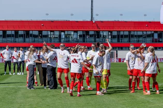 The Munich women celebrate the early win of the German championship of the Google Pixel Womens Bundesliga FC Bayern Muenchen Women vs SC Freiburg, Football, Google Pixel Womens Bundesliga, Matchday 20, Season 2024 2025, 27 04 2025 DFL DFB REGULATIONS PROHIBIT ANY USE OF PHOTOGRAPHS as IMAGE SEQUENCES and or QUASI VIDEO FC Bayern Muenchen Women vs SC Freiburg, Football, Google Pixel Womens Bundesliga, Matchday 20, Season 2024 2025, 27 04 2025 Muenchen Copyright: xEibner-Pressefoto HeikexFeinerx EP_HFR
