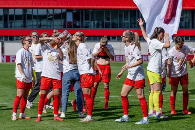 The Munich women celebrate the early win of the German championship of the Google Pixel Womens Bundesliga, the obligatory wheat beer from Paulaner is of course a must FC Bayern Muenchen Women vs SC Freiburg, Football, Google Pixel Womens Bundesliga, 20 Matchday, Season 2024 2025, 27 04 2025 DFL DFB REGULATIONS PROHIBIT ANY USE OF PHOTOGRAPHS as IMAGE SEQUENCES and or QUASI VIDEO FC Bayern Muenchen Frauen vs SC Freiburg, Football, Google Pixel Frauen Bundesliga, 20 Matchday, Season 2024 2025, 27 04 2025 Muenchen Copyright: xEibner-Pressefoto HeikexFeinerx EP_HFR