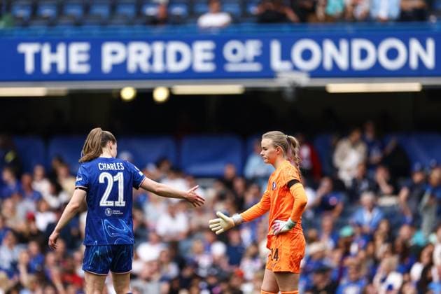 Chelsea gegen Barcelona Frauen 27. April 2025, London UEFA Women s Champions League Halbfinale Rückspiel Chelsea gegen Barcelona Niamh Charles von Chelsea und Chelsea-Torhüterin Hannah Hampton sehen niedergeschlagen aus Foto Jacques Feeney Offside London UK  Copyright: xJacquesxFeeneyx xOffsidexOffside