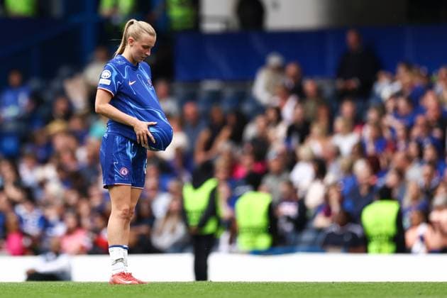 Chelsea gegen Barcelona Frauen 27. April 2025, London UEFA Women s Champions League Halbfinale Rückspiel Chelsea gegen Barcelona Wieke Kaptein von Chelsea sieht niedergeschlagen aus Foto Jacques Feeney Offside London UK  Copyright: xJacquesxFeeneyx xOffsidexOffside