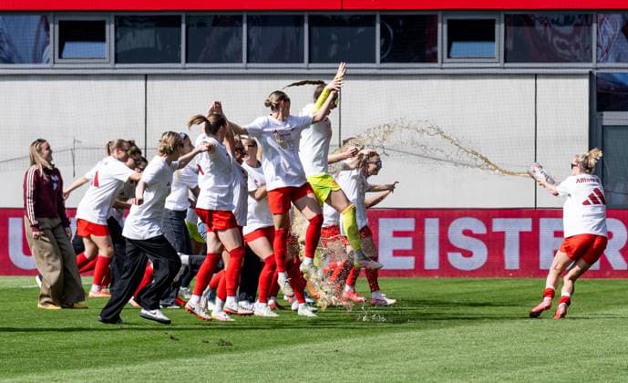 The Munich women celebrate the early win of the German championship of the Google Pixel Womens Bundesliga, the obligatory wheat beer shower is of course a must FC Bayern Muenchen Frauen vs SC Freiburg, Fußball, Google Pixel Frauen Bundesliga, 20 Matchday, Season 2024 2025, 27 04 2025 DFL DFB REGULATIONS PROHIBIT ANY USE OF PHOTOGRAPHS as IMAGE SEQUENCES and or QUASI VIDEO FC Bayern Muenchen Frauen vs SC Freiburg, Football, Google Pixel Frauen Bundesliga, 20 Matchday, Season 2024 2025, 27 04 2025 Muenchen Copyright: xEibner-Pressefoto HeikexFeinerx EP_HFR