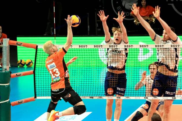 DEU, DVV, 1 VBL, BR Volleys vs Lueneburg, 27 04 2025, Max Schmeling Halle, Berlin, DEU, DVV, 1 VBL, BR Volleys vs Lueneburg, in the picture Ruben Schott BR Volleys 13 , Oskar Espeland Lueneburg 9 ,Xander Ketrzynski Lueneburg 11 , l nordphotoxGmbHx xEngler nph00076