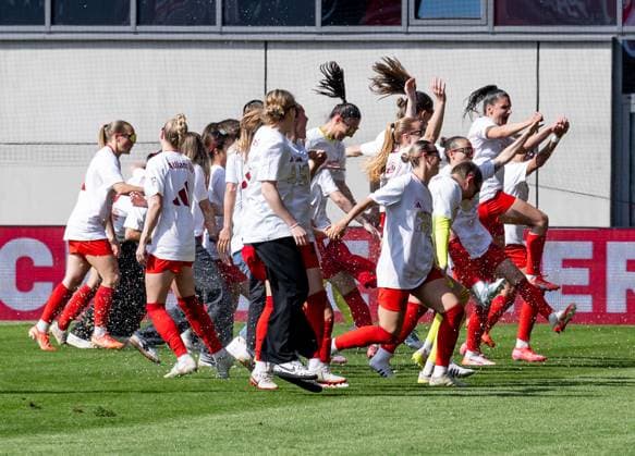 The Munich women celebrate the early win of the German championship of the Google Pixel Womens Bundesliga FC Bayern Muenchen Women vs SC Freiburg, Football, Google Pixel Womens Bundesliga, Matchday 20, Season 2024 2025, 27 04 2025 DFL DFB REGULATIONS PROHIBIT ANY USE OF PHOTOGRAPHS as IMAGE SEQUENCES and or QUASI VIDEO FC Bayern Muenchen Women vs SC Freiburg, Football, Google Pixel Womens Bundesliga, Matchday 20, Season 2024 2025, 27 04 2025 Muenchen Copyright: xEibner-Pressefoto HeikexFeinerx EP_HFR