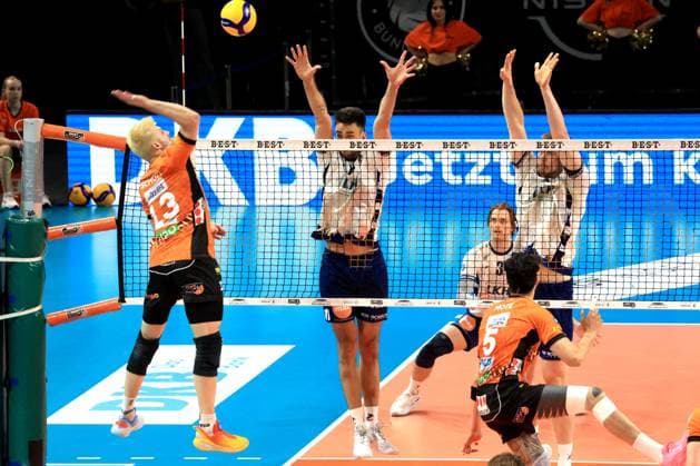 DEU, DVV, 1 VBL, BR Volleys vs Lueneburg, 27 04 2025, Max Schmeling Halle, Berlin, DEU, DVV, 1 VBL, BR Volleys vs Lueneburg, in the picture Ruben Schott BR Volleys 13 , Xander Ketrzynski Lueneburg 11 , Simon Torwie Lueneburg 1 nordphotoxGmbHx xEngler nph00076