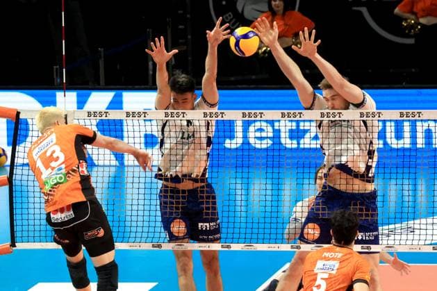 DEU, DVV, 1 VBL, BR Volleys vs Lueneburg, 27 04 2025, Max Schmeling Halle, Berlin, DEU, DVV, 1 VBL, BR Volleys vs Lueneburg, in the picture Ruben Schott BR Volleys 13 , Xander Ketrzynski Lueneburg 11 , Simon Torwie Lueneburg 1 nordphotoxGmbHx xEngler nph00076
