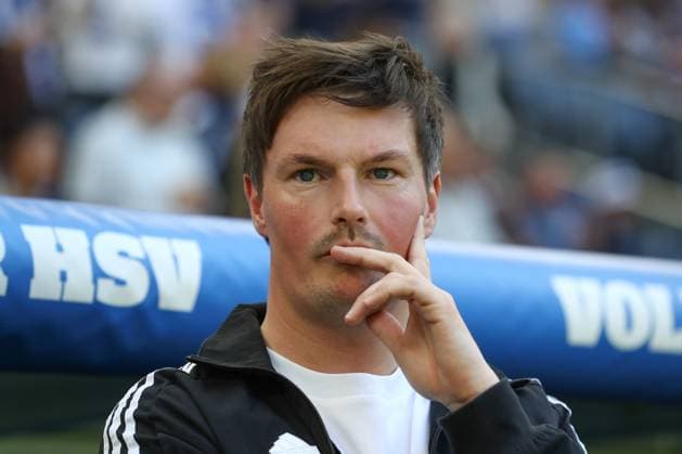 27 04 2025, xtgx, Fussball 2 Bundesliga, Hamburger SV Karlsruher SC emspor, v l Merlin Polzin HSV, Trainer nachdenklich enttaeuscht, enttäuscht, schaut enttaeuscht, niedergeschlagen, disappointed DFL DFB REGULATIONS PROHIBIT ANY USE OF PHOTOGRAPHS as IMAGE SEQUENCES and or QUASI VIDEO Hamburg