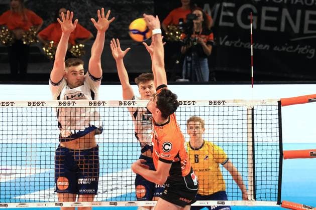 DEU, DVV, 1 VBL, BR Volleys vs Lueneburg, 27 04 2025, Max Schmeling Halle, Berlin, DEU, DVV, 1 VBL, BR Volleys vs Lueneburg, in the picture Jake Hanes BR Volleys 22 , Simon Torwie Lueneburg 1 , Michael Wright Lueneburg 3 nordphotoxGmbHx xEngler nph00076