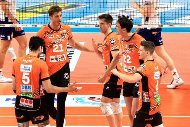 DEU, DVV, 1 VBL, BR Volleys vs Lueneburg, 27 04 2025, Max Schmeling Halle, Berlin, DEU, DVV, 1 VBL, BR Volleys vs Lueneburg, in the picture BR Volleys players circle nordphotoxGmbHx xEngler nph00076