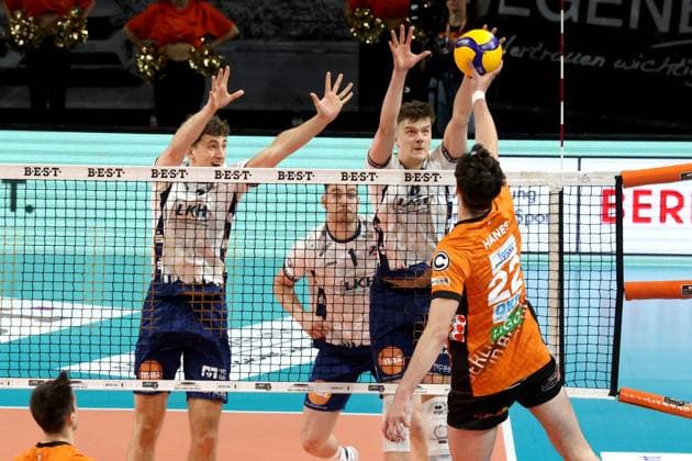 DEU, DVV, 1 VBL, BR Volleys vs Lueneburg, 27 04 2025, Max Schmeling Halle, Berlin, DEU, DVV, 1 VBL, BR Volleys vs Lueneburg, in the picture Jake Hanes BR Volleys 22 , Joscha Kunstmann Lueneburg 7 , Theo Mohwinkel Lueneburg 8 nordphotoxGmbHx xEngler nph00076