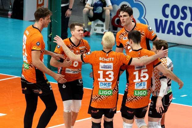 DEU, DVV, 1 VBL, BR Volleys vs Lueneburg, 27 04 2025, Max Schmeling Halle, Berlin, DEU, DVV, 1 VBL, BR Volleys vs Lueneburg, in the picture BR Volleys players circle nordphotoxGmbHx xEngler nph00076