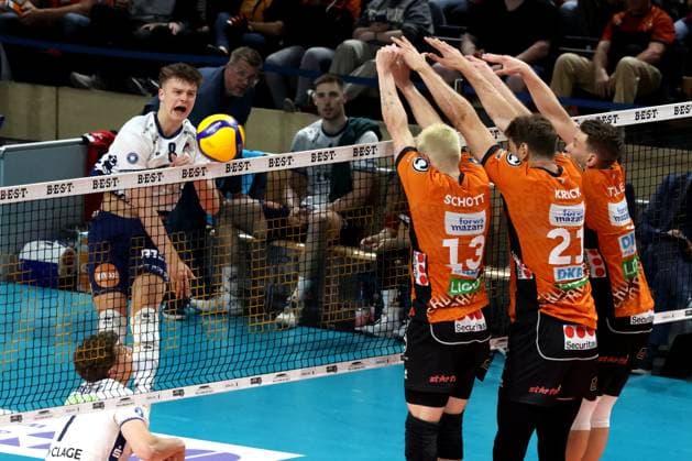 DEU, DVV, 1 VBL, BR Volleys vs Lueneburg, 27 04 2025, Max Schmeling Halle, Berlin, DEU, DVV, 1 VBL, BR Volleys vs Lueneburg, in the picture block, blocked , Ruben Schott BR Volleys 13 , Tobias Krick BR Volleys 21 , Johannes Tille BR Volleys 6 , Theo Mohwinkel Lueneburg 8 nordphotoxGmbHx xEngler nph00076