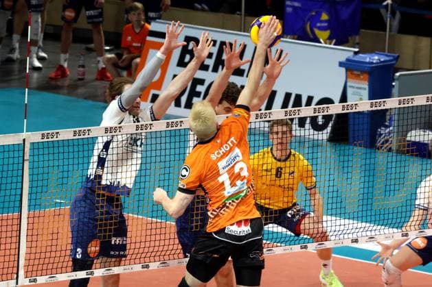 DEU, DVV, 1 VBL, BR Volleys vs Lueneburg, 27 04 2025, Max Schmeling Halle, Berlin, DEU, DVV, 1 VBL, BR Volleys vs Lueneburg, in the picture Ruben Schott BR Volleys 13 , Michael Wright Lueneburg 3 , Joscha Kunstmann Lueneburg 7 , Gage Worsley Lueneburg 6 nordphotoxGmbHx xEngler nph00076