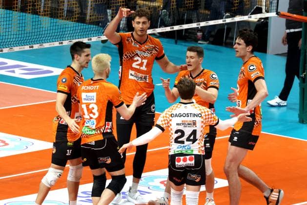 DEU, DVV, 1 VBL, BR Volleys vs Lueneburg, 27 04 2025, Max Schmeling Halle, Berlin, DEU, DVV, 1 VBL, BR Volleys vs Lueneburg, in the picture BR Volleys players circle nordphotoxGmbHx xEngler nph00076