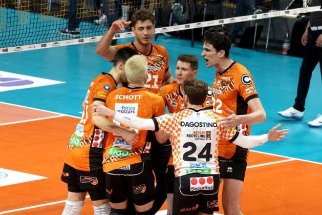 DEU, DVV, 1 VBL, BR Volleys vs Lueneburg, 27 04 2025, Max Schmeling Halle, Berlin, DEU, DVV, 1 VBL, BR Volleys vs Lueneburg, in the picture BR Volleys players circle nordphotoxGmbHx xEngler nph00076