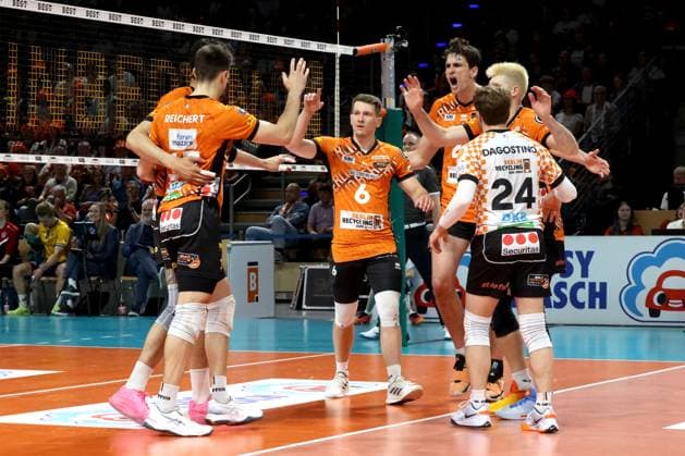 DEU, DVV, 1 VBL, BR Volleys vs Lueneburg, 27 04 2025, Max Schmeling Halle, Berlin, DEU, DVV, 1 VBL, BR Volleys vs Lueneburg, in the picture BR Volleys players circle nordphotoxGmbHx xEngler nph00076
