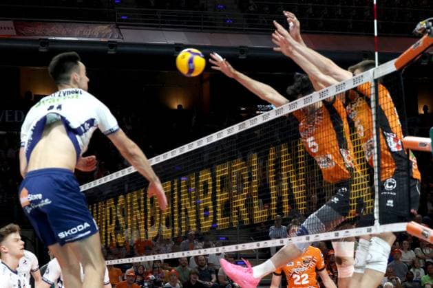DEU, DVV, 1 VBL, BR Volleys vs Lueneburg, 27 04 2025, Max Schmeling Halle, Berlin, DEU, DVV, 1 VBL, BR Volleys vs Lueneburg, in the picture Nehemiah Mote BR Volleys 5 , Moritz Reichert BR Volleys 15 , Xander Ketrzynski Lueneburg 11 nordphotoxGmbHx xEngler nph00076