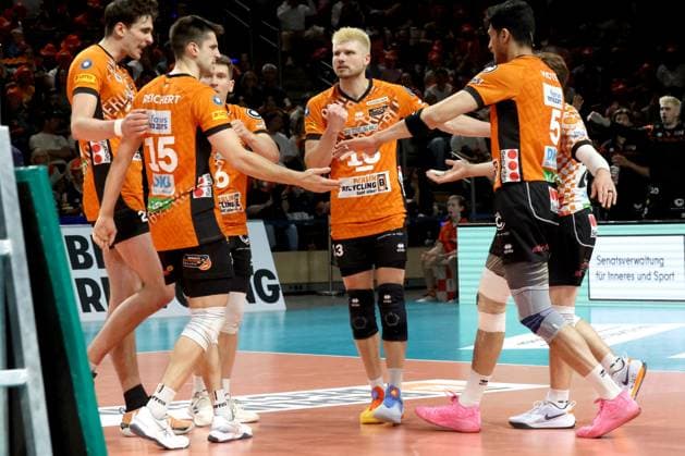DEU, DVV, 1 VBL, BR Volleys vs Lueneburg, 27 04 2025, Max Schmeling Halle, Berlin, DEU, DVV, 1 VBL, BR Volleys vs Lueneburg, in the picture BR Volleys players circle nordphotoxGmbHx xEngler nph00076