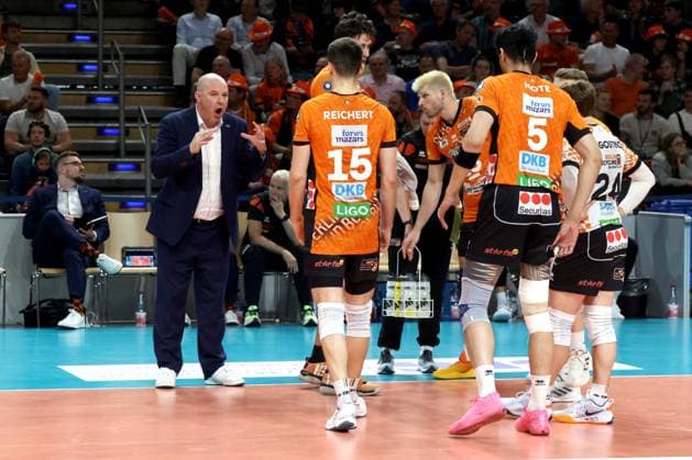 DEU, DVV, 1 VBL, BR Volleys vs Lueneburg, 27 04 2025, Max Schmeling Halle, Berlin, DEU, DVV, 1 VBL, BR Volleys vs Lueneburg, in the picture BR coach Joel Banks BR Volleys , Volleys players circle nordphotoxGmbHx xEngler nph00076