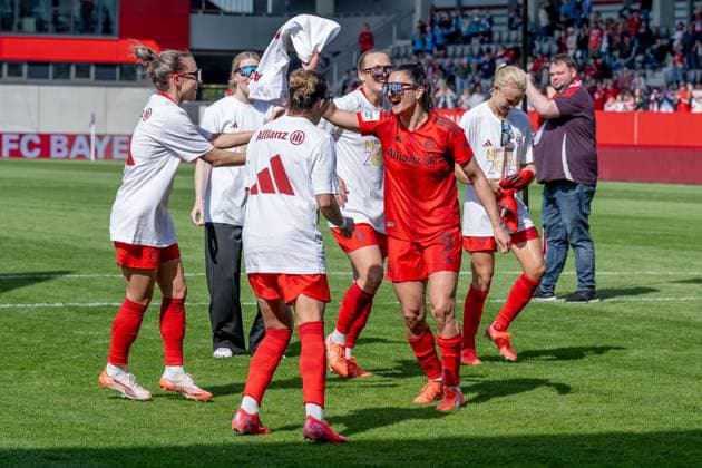 The Munich women celebrate the early win of the German championship of the Google Pixel Womens Bundesliga FC Bayern Muenchen Women vs SC Freiburg, Football, Google Pixel Womens Bundesliga, Matchday 20, Season 2024 2025, 27 04 2025 DFL DFB REGULATIONS PROHIBIT ANY USE OF PHOTOGRAPHS as IMAGE SEQUENCES and or QUASI VIDEO FC Bayern Muenchen Women vs SC Freiburg, Football, Google Pixel Womens Bundesliga, Matchday 20, Season 2024 2025, 27 04 2025 Muenchen Copyright: xEibner-Pressefoto HeikexFeinerx EP_HFR