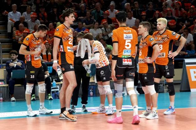 DEU, DVV, 1 VBL, BR Volleys vs Lueneburg, 27 04 2025, Max Schmeling Halle, Berlin, DEU, DVV, 1 VBL, BR Volleys vs Lueneburg, in the picture BR Volleys players circle nordphotoxGmbHx xEngler nph00076