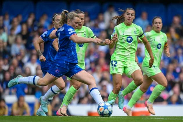Chelsea Women v FC Barcelona, Barca Women UEFA Womens Champions League Erin Cuthbert of Chelsea Women and Patri Guijarro of FC Barcelona Women during the UEFA Womens Champions League Semi-final Second Leg match at Stamford Bridge, London UK Newspapers OUT Copyright: xMalcolmxFellx FIL-21756-0014
