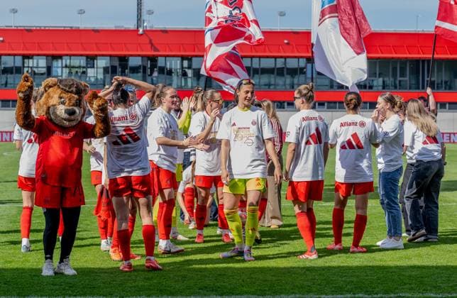 The Munich women celebrate the early win of the German championship of the Google Pixel Womens Bundesliga, with Mia mascot, FC Bayern Muenchen Frauen FC Bayern Muenchen Frauen vs SC Freiburg, Fußball, Google Pixel Frauen Bundesliga, 20 Matchday, Season 2024 2025, 27 04 2025 DFL DFB REGULATIONS PROHIBIT ANY USE OF PHOTOGRAPHS as IMAGE SEQUENCES and or QUASI VIDEO FC Bayern Muenchen Frauen vs SC Freiburg, Football, Google Pixel Frauen Bundesliga, 20 Matchday, Season 2024 2025, 27 04 2025 Muenchen Copyright: xEibner-Pressefoto HeikexFeinerx EP_HFR