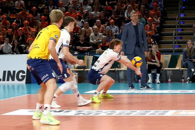 DEU, DVV, 1 VBL, BR Volleys vs Lueneburg, 27 04 2025, Max Schmeling Halle, Berlin, DEU, DVV, 1 VBL, BR Volleys vs Lueneburg, in the picture ball reception by Oskar Espeland Lueneburg 9 , Theo Mohwinkel Lueneburg 8 , Gage Worsley Lueneburg 6 , Coach Stefan Huebner Lueneburg nordphotoxGmbHx xEngler nph00076