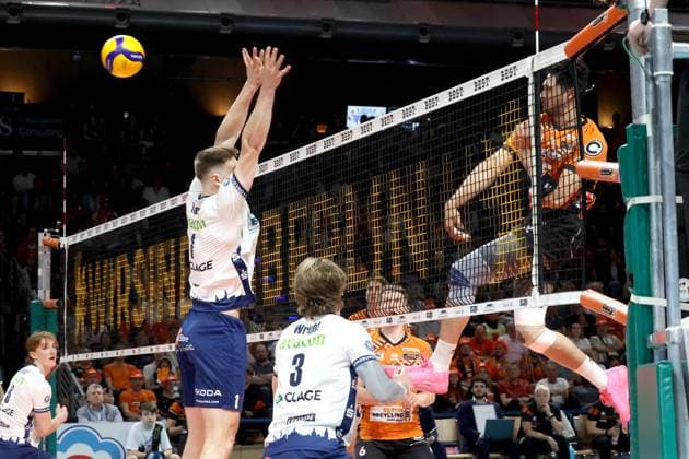 DEU, DVV, 1 VBL, BR Volleys vs Lueneburg, 27 04 2025, Max Schmeling Halle, Berlin, DEU, DVV, 1 VBL, BR Volleys vs Lueneburg, in the picture Nehemiah Mote BR Volleys 5 , Simon Torwie Lueneburg 1 nordphotoxGmbHx xEngler nph00076