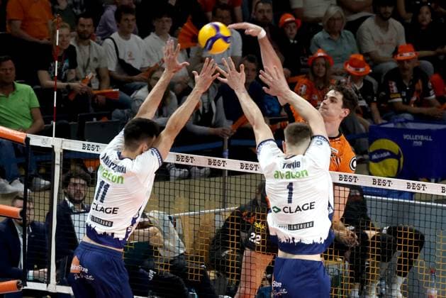 DEU, DVV, 1 VBL, BR Volleys vs Lueneburg, 27 04 2025, Max Schmeling Halle, Berlin, DEU, DVV, 1 VBL, BR Volleys vs Lueneburg, in the picture Jake Hanes BR Volleys 22 , Xander Ketrzynski Lueneburg 11 , Simon Torwie Lueneburg 1 nordphotoxGmbHx xEngler nph00076
