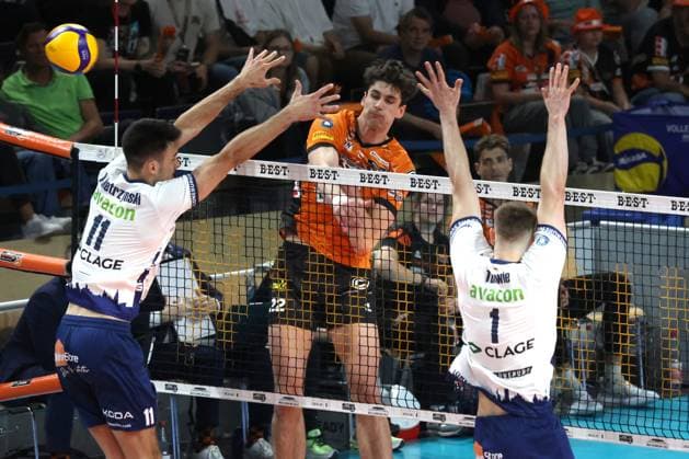 DEU, DVV, 1 VBL, BR Volleys vs Lueneburg, 27 04 2025, Max Schmeling Halle, Berlin, DEU, DVV, 1 VBL, BR Volleys vs Lueneburg, in the picture Jake Hanes BR Volleys 22 , Xander Ketrzynski Lueneburg 11 , Simon Torwie Lueneburg 1 nordphotoxGmbHx xEngler nph00076