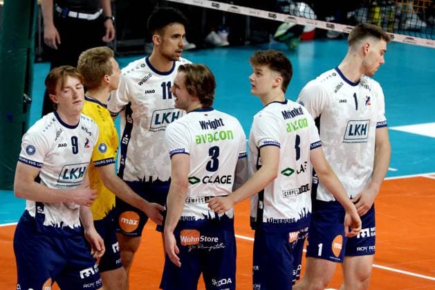 DEU, DVV, 1 VBL, BR Volleys vs Lueneburg, 27 04 2025, Max Schmeling Halle, Berlin, DEU, DVV, 1 VBL, BR Volleys vs Lueneburg, in the picture Lueneburg players circle nordphotoxGmbHx xEngler nph00076