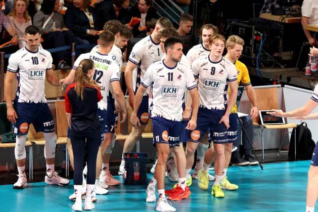 DEU, DVV, 1 VBL, BR Volleys vs Lueneburg, 27 04 2025, Max Schmeling Halle, Berlin, DEU, DVV, 1 VBL, BR Volleys vs Lueneburg, in the picture Lueneburg players circle nordphotoxGmbHx xEngler nph00076