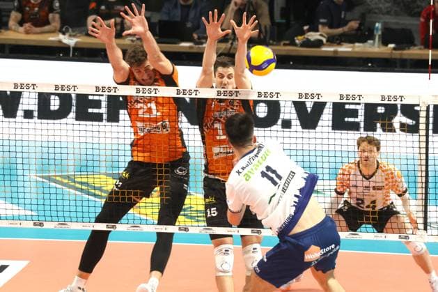 DEU, DVV, 1 VBL, BR Volleys vs Lueneburg, 27 04 2025, Max Schmeling Halle, Berlin, DEU, DVV, 1 VBL, BR Volleys vs Lueneburg, in the picture Tobias Krick BR Volleys 21 , Moritz Reichert BR Volleys 15 , Xander Ketrzynski Lueneburg 11 nordphotoxGmbHx xEngler nph00076