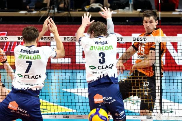 DEU, DVV, 1 VBL, BR Volleys vs Lueneburg, 27 04 2025, Max Schmeling Halle, Berlin, DEU, DVV, 1 VBL, BR Volleys vs Lueneburg, in the picture Moritz Reichert BR Volleys 15 , Joscha Kunstmann Lueneburg 7 , Michael Wright Lueneburg 3 nordphotoxGmbHx xEngler nph00076