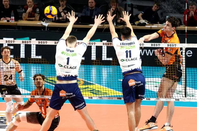 DEU, DVV, 1 VBL, BR Volleys vs Lueneburg, 27 04 2025, Max Schmeling Halle, Berlin, DEU, DVV, 1 VBL, BR Volleys vs Lueneburg, in the picture Moritz Reichert BR Volleys 15 , Simon Torwie Lueneburg 1 , Michael Wright Lueneburg 3 nordphotoxGmbHx xEngler nph00076