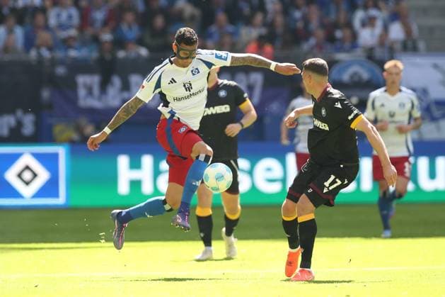 27 04 2025, xtgx, Soccer 2 Bundesliga, Hamburger SV Karlsruher SC emspor, v l Davie Selke HSV, 27 , Nicolai Rapp Karlsruhe, 17 DFL DFB REGULATIONS PROHIBIT ANY USE OF PHOTOGRAPHS as IMAGE SEQUENCES and or QUASI VIDEO Hamburg