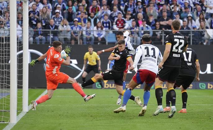 Robert Glatzel HSV only hits the post here Football, Men, Season 2024 2025, 2 BL, Volksparkstadion, Hamburger SV vs Karlsruher SC, 1 2 DFL REGULATIONS PROHIBIT ANY USE OF PHOTOGRAPHS AS IMAGE SEQUENCES AND OR QUASI VIDEO