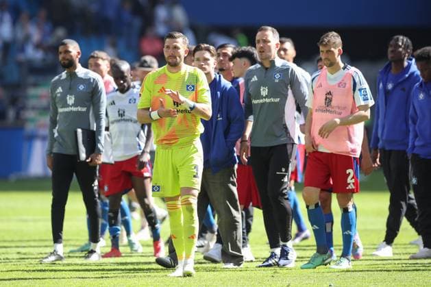 27 04 2025, xtgx, Soccer 2 Bundesliga, Hamburger SV Karlsruher SC emspor, v l Daniel Heuer Fernandes HSV, 1 Thanks the fans disappointed, disappointed, looks disappointed, disappointed DFL DFB REGULATIONS PROHIBIT ANY USE OF PHOTOGRAPHS as IMAGE SEQUENCES and or QUASI VIDEO Hamburg