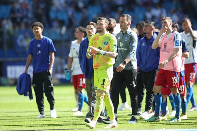 27 04 2025, xtgx, Soccer 2 Bundesliga, Hamburger SV Karlsruher SC emspor, v l Daniel Heuer Fernandes HSV, 1 Thanks the fans disappointed, disappointed, looks disappointed, disappointed DFL DFB REGULATIONS PROHIBIT ANY USE OF PHOTOGRAPHS as IMAGE SEQUENCES and or QUASI VIDEO Hamburg