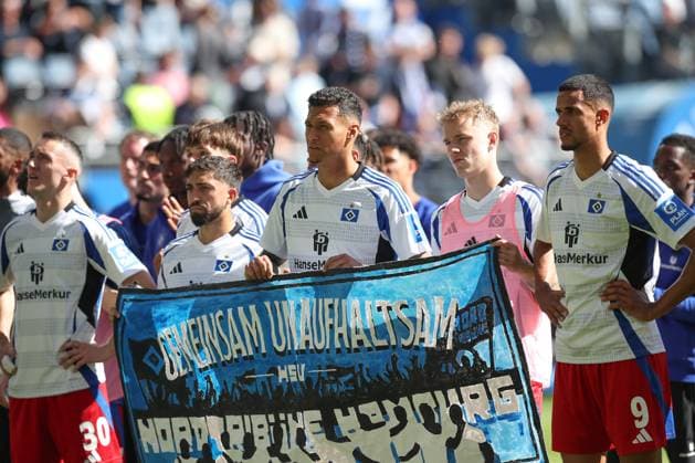 27 04 2025, xtgx, Fussball 2 Bundesliga, Hamburger SV Karlsruher SC emspor, v l HSV with a banner of the fans, together unstoppable disappointed, disappointed, looks disappointed, dejected, disappointed Thanks to the fans DFL DFB REGULATIONS PROHIBIT ANY USE OF PHOTOGRAPHS as IMAGE SEQUENCES and or QUASI VIDEO Hamburg