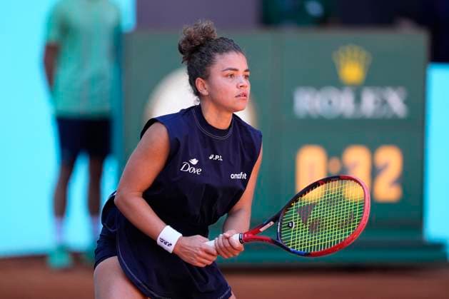 April 27, 2025, Madrid, Madrid, Spain: Jasmine Paolini of Italy in action against Maria Sakkari of Greece during the Mutua Madrid Open 2025, ATP, Tennis Herren Masters 1000 and WTA, Tennis Damen 1000 tennis tournament, celebrated at Caja Magica on April 27, 2025 in Madrid, Spain. Madrid Spain - ZUMAa181 20250427_zaa_a181_150 Copyright: xOscarxJ.xBarrosox