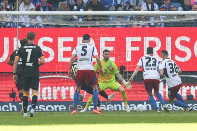 27 04 2025, xtgx, Fussball 2 Bundesliga, Hamburger SV Karlsruher SC emspor, v l Marvin Wanitzek Karlsruhe, 10 schiesst Tor, schießt, Torschuetze, erzielt Tor, Treffer, scores the goal 1 2 DFL DFB REGULATIONS PROHIBIT ANY USE OF PHOTOGRAPHS as IMAGE SEQUENCES and or QUASI VIDEO Hamburg