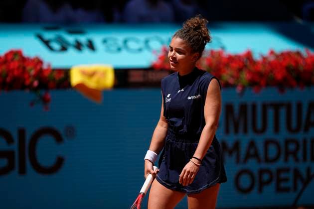 April 27, 2025, Madrid, Madrid, Spain: Jasmine Paolini of Italy in action against Maria Sakkari of Greece during the Mutua Madrid Open 2025, ATP, Tennis Herren Masters 1000 and WTA, Tennis Damen 1000 tennis tournament, celebrated at Caja Magica on April 27, 2025 in Madrid, Spain. Madrid Spain - ZUMAa181 20250427_zaa_a181_158 Copyright: xOscarxJ.xBarrosox