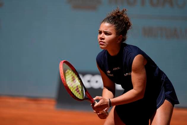 April 27, 2025, Madrid, Madrid, Spain: Jasmine Paolini of Italy in action against Maria Sakkari of Greece during the Mutua Madrid Open 2025, ATP, Tennis Herren Masters 1000 and WTA, Tennis Damen 1000 tennis tournament, celebrated at Caja Magica on April 27, 2025 in Madrid, Spain. Madrid Spain - ZUMAa181 20250427_zaa_a181_160 Copyright: xOscarxJ.xBarrosox