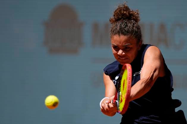 April 27, 2025, Madrid, Madrid, Spain: Jasmine Paolini of Italy in action against Maria Sakkari of Greece during the Mutua Madrid Open 2025, ATP, Tennis Herren Masters 1000 and WTA, Tennis Damen 1000 tennis tournament, celebrated at Caja Magica on April 27, 2025 in Madrid, Spain. Madrid Spain - ZUMAa181 20250427_zaa_a181_162 Copyright: xOscarxJ.xBarrosox