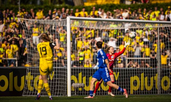 Dortmund, Germany 27th Apr 2025 Goal for 2 1 by Annika Enderle BVB against Julia Matuszek S04 Borussia Dortmund BVB Women I FC Schalke 04 27 04 2025